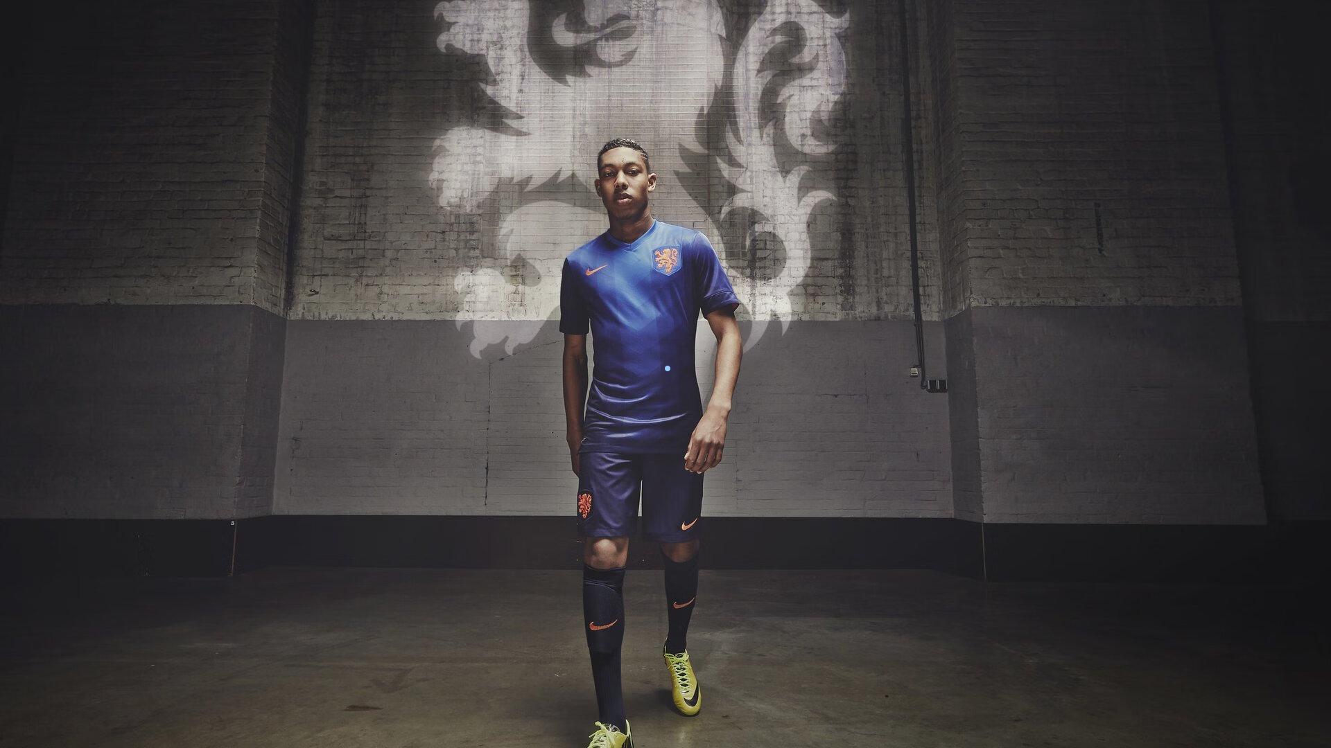 字母哥脚部缠厚厚绑带神情落寞，替补席阴影笼罩雄鹿赛季前景