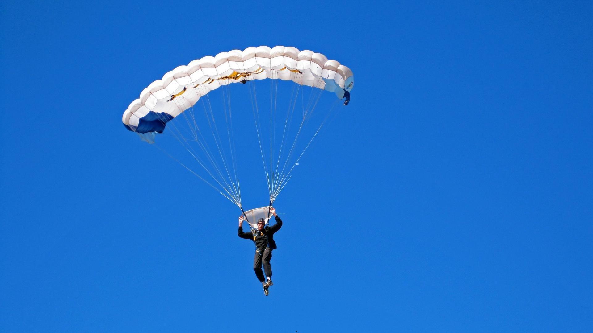 特雷-杨白菜价交易震惊联盟，单打独斗风格成团队运动致命伤？